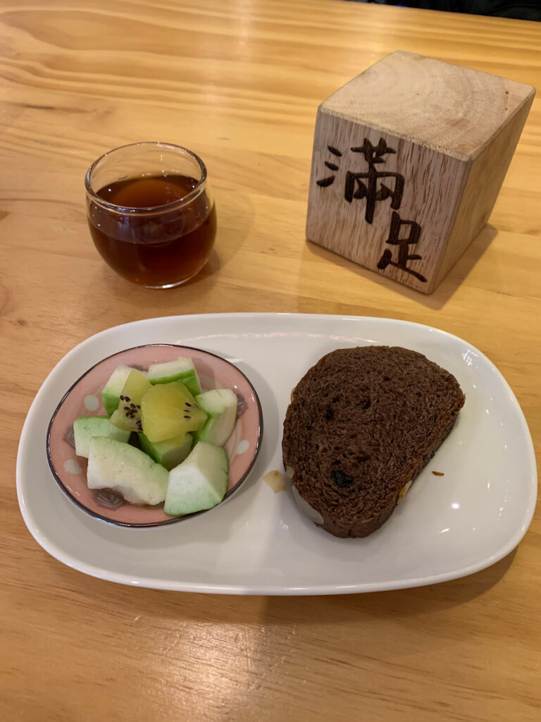 【台中】推翻刻板印象，「世界幸福咖啡」用質感與美味，打造素食界的網美拍照新熱點